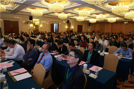 　　2017年10月25~27日，為落實“中國制造2025”戰(zhàn)略，建立智能制造合作交流平臺，加強國際企業(yè)集團開展互利合作，推動智能制造的發(fā)展。中國中小企業(yè)協(xié)會高新技術產(chǎn)業(yè)分會、中國工業(yè)4.0創(chuàng)新合作聯(lián)盟組織國內(nèi)外智能制造領域產(chǎn)學研各領域的代表到訪昆山，成功舉辦了“2017中國昆山國際智能制造產(chǎn)業(yè)合作峰會”