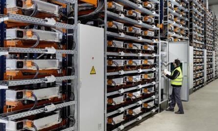 
	中國(guó)儲(chǔ)能網(wǎng)訊：據(jù)外媒報(bào)道，寶馬集團(tuán)希望借助風(fēng)力渦輪機(jī)和回收利用的電池來(lái)驅(qū)動(dòng)負(fù)責(zé)生產(chǎn)i3電動(dòng)車(chē)的機(jī)械，以提高生產(chǎn)鏈的環(huán)保性。


	


	寶馬上周四在發(fā)言中表示將連接700臺(tái)回收利用的i3電動(dòng)車(chē)電池來(lái)儲(chǔ)存Leipzig工廠的“儲(chǔ)能農(nóng)場(chǎng)（Storage Farm）”的四架風(fēng)力渦輪機(jī)產(chǎn)生的能量，未來(lái)將有助于工廠的汽車(chē)生產(chǎn)