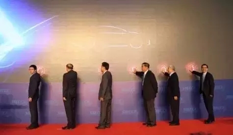 
	中國(guó)儲(chǔ)能網(wǎng)訊：受?chē)?guó)家制造強(qiáng)國(guó)建設(shè)戰(zhàn)略咨詢(xún)委員會(huì)、工業(yè)和信息化部委托，中國(guó)汽車(chē)工程學(xué)會(huì)組織逾500位行業(yè)專(zhuān)家歷時(shí)一年研究編制的節(jié)能與新能源汽車(chē)技術(shù)路線圖發(fā)布會(huì)今日在滬的“中國(guó)汽車(chē)工程學(xué)會(huì)年會(huì)”上舉行。



	 



	工業(yè)和信息化部裝備工業(yè)司副司長(zhǎng)瞿國(guó)春代表委托方做主旨報(bào)告，清華大學(xué)歐陽(yáng)明高教授受?chē)?guó)家制造強(qiáng)國(guó)建設(shè)戰(zhàn)略咨詢(xún)委員會(huì)主任路甬祥委托，宣讀《節(jié)能與新能源汽車(chē)技術(shù)路線圖》序言，并代表節(jié)能與新能源汽車(chē)發(fā)展戰(zhàn)略咨詢(xún)委員會(huì)進(jìn)行內(nèi)容發(fā)布