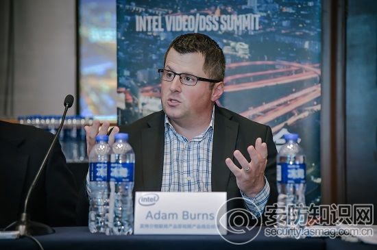 
            	深圳――以“讓人工智能改變安防”為主題的英特爾智能安防高峰論壇在2017中國(guó)國(guó)際社會(huì)公共安全產(chǎn)品博覽會(huì)期間拉開(kāi)帷幕，英特爾攜手安防行業(yè)合作伙伴，共同探討人工智能對(duì)安防行業(yè)變革的推動(dòng)作用，展示行業(yè)先進(jìn)的人工智能安防產(chǎn)品和解決方案，為共建智慧城市和平安城市提供數(shù)據(jù)和科技驅(qū)動(dòng)的行業(yè)洞察。在英特爾看來(lái)，人工智能帶來(lái)了計(jì)算機(jī)產(chǎn)業(yè)基礎(chǔ)架構(gòu)深層次的變化，是安防監(jiān)控產(chǎn)業(yè)化發(fā)展的必然趨勢(shì)，可滿足智能安防監(jiān)控行業(yè)的最根本訴求