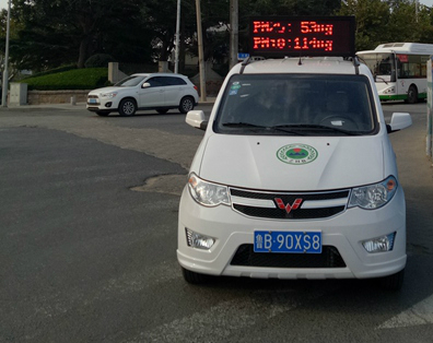 　　“哪里污染重，就監(jiān)測(cè)哪里！”“污染從哪里來(lái)，就監(jiān)控哪里！”11月1日下午，記者從環(huán)保李滄分局獲悉，李滄區(qū)利用網(wǎng)格化微型空氣質(zhì)量自動(dòng)監(jiān)測(cè)子站，采用移動(dòng)精準(zhǔn)監(jiān)控和固定預(yù)警監(jiān)控相結(jié)合的大氣監(jiān)測(cè)新平臺(tái)，助力大氣污染防治，推動(dòng)轄區(qū)環(huán)境空氣質(zhì)量精細(xì)化管理步入新階段。  　　自今年9月份開始，山東青島李滄區(qū)按照街道辦事處劃分成11個(gè)網(wǎng)格，每個(gè)網(wǎng)格選取3個(gè)典型污染點(diǎn)位，各布設(shè)1套移動(dòng)式微型空氣質(zhì)量(PM10、PM2.5)自動(dòng)監(jiān)測(cè)子站，每個(gè)月進(jìn)行監(jiān)測(cè)一