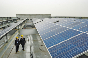 　　國(guó)家電網(wǎng)公司各單位認(rèn)真踐行黨的十九大關(guān)于“推進(jìn)綠色發(fā)展，推進(jìn)能源生產(chǎn)和消費(fèi)革命，構(gòu)建清潔低碳、安全高效的能源體系”的要求，全力推進(jìn)“兩個(gè)替代”。在能源生產(chǎn)方面，加快特高壓電網(wǎng)建設(shè)，有力推動(dòng)清潔能源消納；在能源消費(fèi)方面，實(shí)施電能替代，推進(jìn)國(guó)家能源綠色可持續(xù)發(fā)展