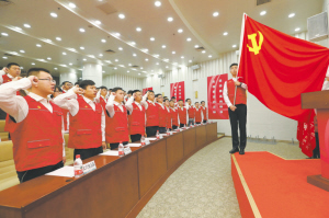 
　　國(guó)網(wǎng)北京電力黨的十九大政治供電動(dòng)員誓師大會(huì)現(xiàn)場(chǎng)。程偉 攝

　　金秋十月，中國(guó)共產(chǎn)黨第十九次全國(guó)代表大會(huì)在北京隆重召開(kāi)