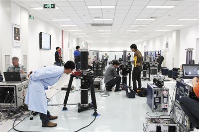 　　“1米”到底是多長(zhǎng)？這個(gè)看似簡(jiǎn)單的問(wèn)題，真要回答清楚并不容易。它的背后藏著計(jì)量科學(xué)的一次次進(jìn)步