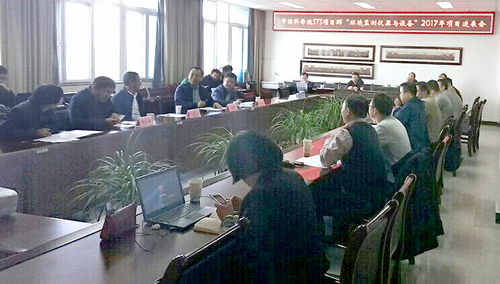 　　10月28日，中國(guó)科學(xué)院科技服務(wù)網(wǎng)絡(luò)計(jì)劃(STS計(jì)劃)項(xiàng)目群“環(huán)境監(jiān)測(cè)儀器與設(shè)備”各項(xiàng)目執(zhí)行情況進(jìn)展檢查會(huì)議在安徽合肥召開(kāi)。  檢查會(huì)議現(xiàn)場(chǎng) 　　中國(guó)科學(xué)院亞熱帶農(nóng)業(yè)生態(tài)研究所印遇龍?jiān)菏?、?guó)防科技大學(xué)電子對(duì)抗學(xué)院胡以華教授、安徽省監(jiān)測(cè)中心站朱余教授級(jí)高級(jí)工程師、中國(guó)科學(xué)院合肥物質(zhì)科學(xué)研究院劉建國(guó)研究員(項(xiàng)目群負(fù)責(zé)人)等技術(shù)與應(yīng)用專家、各項(xiàng)目負(fù)責(zé)人和研究骨干近30余人參加了會(huì)議，會(huì)議由中國(guó)科學(xué)院合肥物質(zhì)科學(xué)研究院科技發(fā)展處王玉華副處長(zhǎng)主持