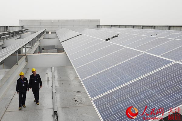 
　　供電員工檢查綠色能源網(wǎng)屋頂光伏發(fā)電設(shè)備。孫正龍 攝

　　人民網(wǎng)天津11月3日電 日前，國網(wǎng)天津市電力公司董事長、黨委書記錢朝陽表示，我們將以黨的十九大報告精神為指引，用習(xí)近平新時代中國特色社會主義思想武裝頭腦、指導(dǎo)實踐、促進工作，堅決貫徹國家電網(wǎng)公司黨組各項決策部署，推動城市能源互聯(lián)網(wǎng)建設(shè)邁進新時代