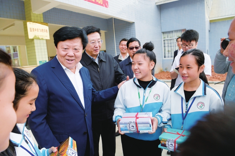 
　　11月2日，南方電網(wǎng)公司黨組書記、董事長李慶奎來到公司援建的國清中學(xué)參觀調(diào)研，向?qū)W生代表贈書，并勉勵他們好好學(xué)習(xí)。

　　11月2日，南方電網(wǎng)公司黨組書記、董事長李慶奎到東蘭縣坡索村貧困戶覃相平家中走訪慰問