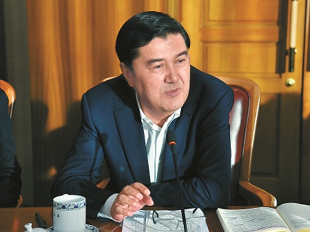 　　11月3日，國家能源局召開黨組中心組理論學(xué)習(xí)（擴大）會議。國家能源局黨組書記、局長努爾·白克力主持會議并就學(xué)習(xí)貫徹黨的十九大精神、全面加強機關(guān)黨的建設(shè)作重要講話