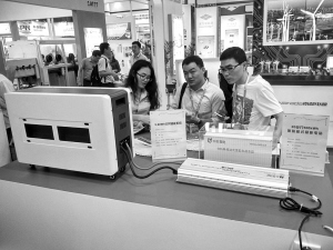 
	中國儲(chǔ)能網(wǎng)訊：國家發(fā)改委、財(cái)政部、科技部、工業(yè)和信息化部、國家能源局近日聯(lián)合發(fā)布的《關(guān)于促進(jìn)儲(chǔ)能產(chǎn)業(yè)與技術(shù)發(fā)展的指導(dǎo)意見》明確提出，未來１０年內(nèi)分兩個(gè)階段推進(jìn)相關(guān)工作，第一階段實(shí)現(xiàn)儲(chǔ)能由研發(fā)示范向商業(yè)化初期過渡；第二階段實(shí)現(xiàn)商業(yè)化初期向規(guī)模化發(fā)展轉(zhuǎn)變。


	業(yè)內(nèi)專家認(rèn)為，作為我國大規(guī)模推進(jìn)儲(chǔ)能技術(shù)應(yīng)用的首個(gè)指導(dǎo)性政策，《指導(dǎo)意見》的出臺(tái)，將不斷完善和健全產(chǎn)業(yè)鏈條，推動(dòng)我國儲(chǔ)能產(chǎn)業(yè)走向規(guī)模化生產(chǎn)，建立商業(yè)化應(yīng)用模式