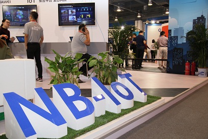 　　近日，安徽電信新一代物聯(lián)網(wǎng)NB-IoT網(wǎng)絡(luò)商用發(fā)布暨產(chǎn)業(yè)聯(lián)盟大會(huì)在安徽合肥舉行，標(biāo)志著新一代物聯(lián)網(wǎng)NB-IoT網(wǎng)絡(luò)在安徽省正式投入商用。 圖片來(lái)源中國(guó)電子報(bào) 　　物聯(lián)網(wǎng)是產(chǎn)業(yè)轉(zhuǎn)型升級(jí)的重要助推器