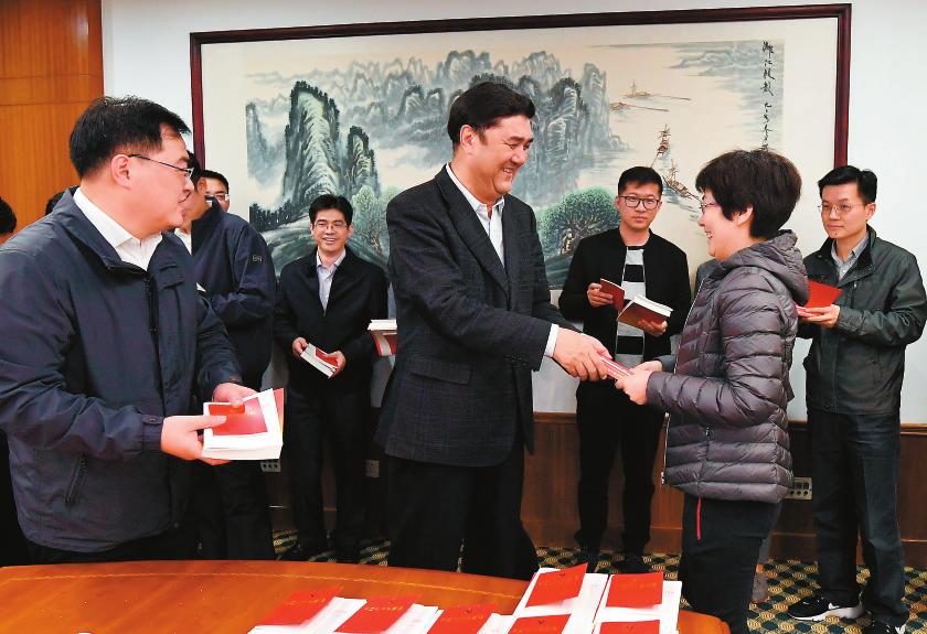 
　　國家能源局黨組書記、局長努爾·白克力為綜合司黨支部黨員干部發(fā)放學(xué)習(xí)黨的十九大精神學(xué)習(xí)圖書。 范超 攝

　　黨的十九大勝利閉幕后，國家能源局黨組迅速研究部署，掀起了學(xué)習(xí)宣傳貫徹大會精神的熱潮