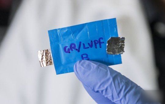 根據(jù)國外媒體報(bào)道，美國馬里蘭大學(xué)的一個(gè)華人科學(xué)家團(tuán)隊(duì)最近研制出了一種基于水基電解液的新型鋰離子電池，該電池不僅在電壓上首次達(dá)到了筆記本電腦等家用電子產(chǎn)品所需要的標(biāo)準(zhǔn)，同時(shí)還能避免著火和爆炸的危險(xiǎn)。
在現(xiàn)有的電子產(chǎn)品中，鋰離子電池都使用了非水性電解液