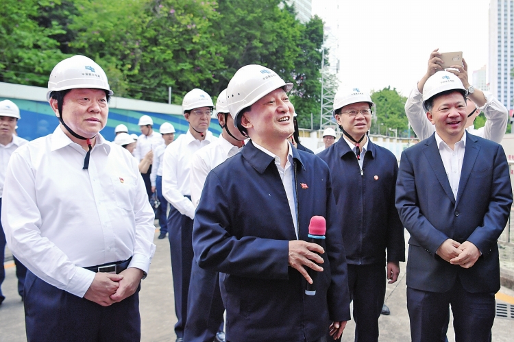 
　　11月4日，江金權(quán)（前排左二）來到廣州供電局與干部職工親切互動，宣講黨的十九大精神，慎海雄（右一）、李慶奎等參加宣講活動。 南網(wǎng)報記者 吳興波 攝

　　南網(wǎng)報訊 根據(jù)中央統(tǒng)一部署，11月4日上午，中央宣講團(tuán)黨的十九大精神宣講報告會在廣州舉行，學(xué)習(xí)貫徹黨的十九大精神中央宣講團(tuán)成員、中央紀(jì)委駐國務(wù)院國資委紀(jì)檢組組長江金權(quán)作宣講報告