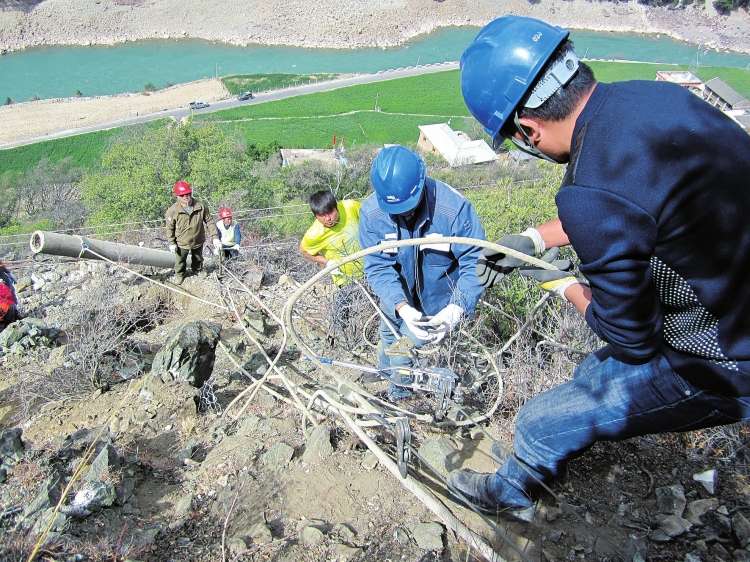 
　　供電人員在云南省德欽縣羊拉鄉(xiāng)進行農(nóng)網(wǎng)改造升級。（周志旺 攝）

　　對于南方電網(wǎng)公司而言，所謂的央企擔(dān)當(dāng)，深層的含義就是讓發(fā)展程度不同的經(jīng)濟單元，在一個更大的地理范圍內(nèi)得到互相交融，從而保證整個社會的活力與成長