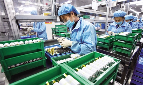 
11月7日，江西新余市渝水區(qū)江西佳沃新能源有限公司員工在生產(chǎn)車間組裝鋰電池組件。
近年來，新余市搶抓新能源產(chǎn)業(yè)發(fā)展機(jī)遇，大力發(fā)展鋰電產(chǎn)業(yè)，已基本打通了鋰礦原料至鋰離子電池生產(chǎn)環(huán)節(jié)，形成了鋰鹽、正負(fù)極材料、電解液、隔膜、外殼、鋰電池和廢舊鋰電池綜合回收等一條較完整的產(chǎn)業(yè)鏈