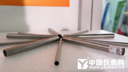 　　近年來，隨著石油、化工、天然氣、機(jī)械制造、儀器儀表等行業(yè)的快速發(fā)展，帶動(dòng)了工業(yè)用不銹鋼無縫管行業(yè)的迅速成長(zhǎng)。 　　作為一家專業(yè)生產(chǎn)不銹鋼無縫精密鋼管和高鎳合金無縫管的中外合作企業(yè)，麗水青山特材有限公司(以下簡(jiǎn)稱“青山特材”)于9月26日-29日，參加了在上海新國際博覽中心舉辦的第28屆中國國際測(cè)量控制與儀器儀表展覽會(huì)(原多國儀器儀表展)