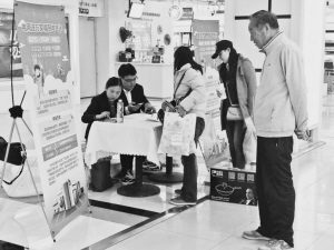 
　　“國家電網(wǎng) 居民電氣化”主題日活動現(xiàn)場。趙奇 攝

　　深秋的江蘇南京已有幾分寒意，浦口區(qū)江山路上的蘇寧易購商場前卻人頭攢動，人們爭相感受著“國家電網(wǎng) 居民電氣化”主題日活動的熱烈氛圍