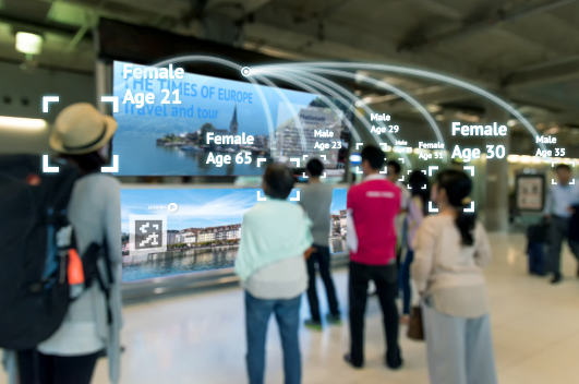 
            	乘坐飛機(jī)出行時(shí)恐怕最讓人頭疼的就是機(jī)場(chǎng)通關(guān)程序繁復(fù)費(fèi)時(shí)，乘客往往得需要浪費(fèi)大量的時(shí)間在排隊(duì)等待上。未來(lái)這種情況有望改善，人工智能（AI）技術(shù)的應(yīng)用預(yù)計(jì)會(huì)讓機(jī)場(chǎng)通關(guān)更快捷便利