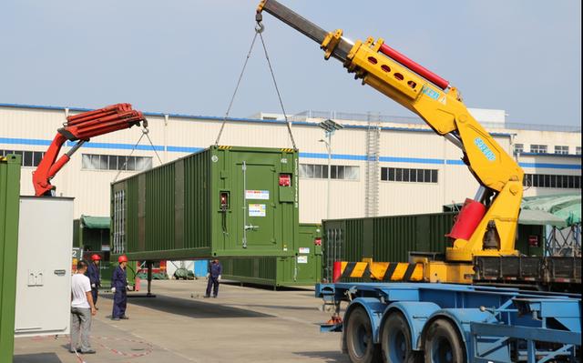 
	中國(guó)儲(chǔ)能網(wǎng)訊：近幾年，全球儲(chǔ)能產(chǎn)業(yè)進(jìn)入加速發(fā)展期，儲(chǔ)能市場(chǎng)呈現(xiàn)規(guī)模化，進(jìn)一步商業(yè)化發(fā)展趨勢(shì)。 比亞迪已經(jīng)安裝和正在參與實(shí)施的電池儲(chǔ)能項(xiàng)目，在國(guó)內(nèi)， 包括深圳寶清儲(chǔ)能電站、張北風(fēng)光儲(chǔ)輸示范工程以及核電站應(yīng)急電源等多個(gè)示范項(xiàng)目; 在美國(guó)PJM調(diào)頻市場(chǎng)上，比亞迪儲(chǔ)能產(chǎn)品超過(guò)50%的市場(chǎng)份額