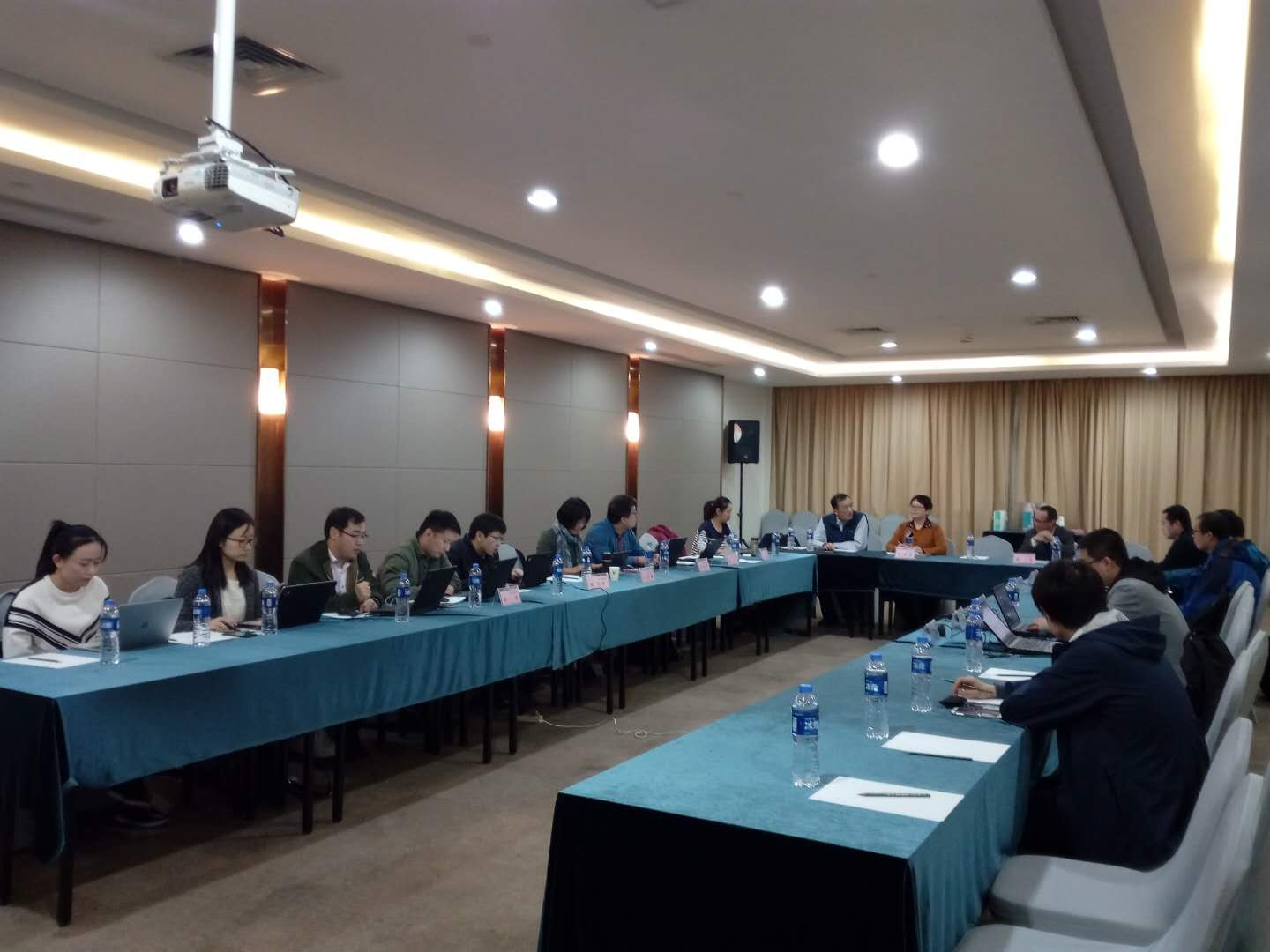 　　2017年10月25-27日，機(jī)械工業(yè)儀器儀表綜合技術(shù)經(jīng)濟(jì)研究所(以下簡(jiǎn)稱“儀綜所”)牽頭的工信部智能制造專項(xiàng)“面向智能工廠/數(shù)字化車間安全一體化設(shè)計(jì)及實(shí)施”項(xiàng)目工作組會(huì)議在浙江杭州召開。  　　來自浙江中控技術(shù)股份有限公司(以下簡(jiǎn)稱“浙江中控”)、國機(jī)智能科技有限公司、中國科學(xué)院沈陽自動(dòng)化研究所、浙江大學(xué)、工業(yè)和信息化部計(jì)算機(jī)與微電子發(fā)展研究中心(中國軟件評(píng)測(cè)中心)、國家計(jì)算機(jī)網(wǎng)絡(luò)與信息安全管理中心、西安西電