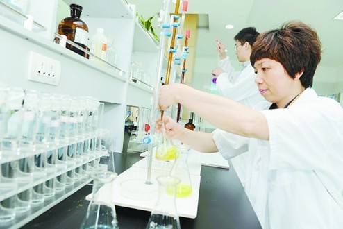 　　11月8日，記者從湖南懷化水務(wù)水質(zhì)檢測(cè)有限公司了解到，目前懷化市水質(zhì)檢測(cè)正取得跨躍式發(fā)展，全年城區(qū)水質(zhì)全分析檢測(cè)及管網(wǎng)末梢檢測(cè)項(xiàng)目由之前的42項(xiàng)增加到75項(xiàng)，檢測(cè)能力和水平處于全省及五省邊區(qū)前列。  (圖片來自網(wǎng)絡(luò)，侵刪) 　　近年來，懷化市水務(wù)投為懷化建設(shè)“五省邊區(qū)生態(tài)中心城市”尋求突破，在全面提升生活飲用水水質(zhì)檢測(cè)能力和水平、保障城市水質(zhì)安全上狠下功夫，創(chuàng)新創(chuàng)優(yōu)，投資3000萬元，新建了獨(dú)具特色的現(xiàn)代化水質(zhì)檢測(cè)綜合大樓，配備了國(guó)內(nèi)一流的檢測(cè)分析