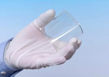 　　11月8日，記者從在重慶舉行的中英石墨烯標(biāo)準(zhǔn)化合作工作組會(huì)議上獲悉，中英兩國(guó)正在石墨烯標(biāo)準(zhǔn)化研究領(lǐng)域展開合作，將共同提出石墨烯國(guó)際標(biāo)準(zhǔn)提案。  (圖片來自網(wǎng)絡(luò)，侵刪) 　　國(guó)家國(guó)家標(biāo)準(zhǔn)委員會(huì)主任田世宏介紹，石墨烯作為新興材料產(chǎn)業(yè)，迫切需要通過標(biāo)準(zhǔn)制定引領(lǐng)產(chǎn)業(yè)發(fā)展，加速石墨烯科技成果產(chǎn)業(yè)化