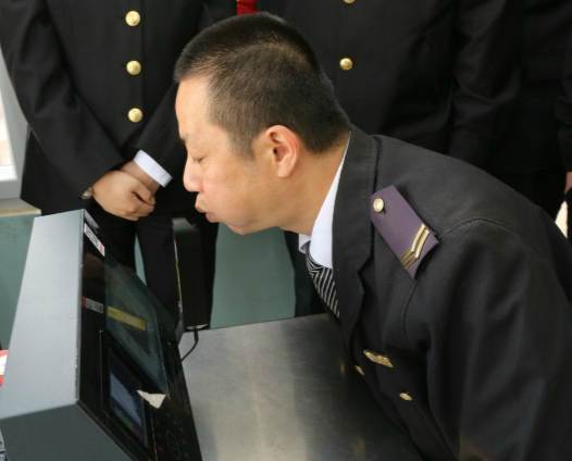 　　“酒精檢測先刷臉，測試超標(biāo)系統(tǒng)會自動鎖定駕駛員信息，使他不能正常上路運營，”11月9日，19臺智能酒精檢測儀在山東青島交運溫馨巴士上崗，對駕駛員隔夜酒、上崗前喝酒等現(xiàn)象進(jìn)行自動化智能監(jiān)管，不僅提高管理效率，還提高管理的公正、公平性。  圖片來源齊魯晚報 　　人臉識別記住每個駕駛員 　　記者在交運溫馨巴士劉家下莊場站調(diào)度室看到，只見幾名駕駛員排著隊，一名駕駛員坐在智能酒精檢測儀前面，人臉識別系統(tǒng)馬上識別調(diào)取駕駛員信息，并進(jìn)行語音播報駕駛員姓