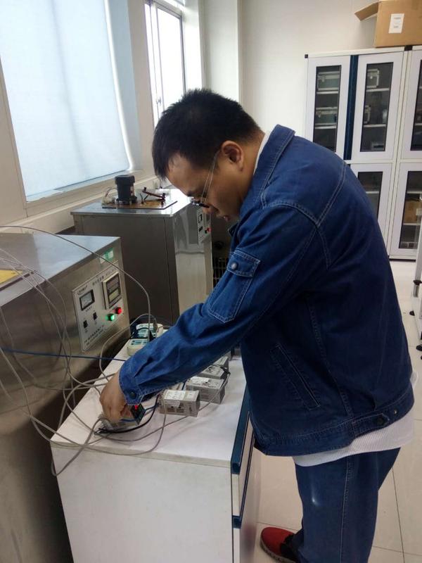 　　王辰愷同志是無錫計量院溫度與光學(xué)計量檢測部的一名檢定員，主要從事中溫實驗室送檢以及溫度儀表相關(guān)的現(xiàn)場檢定和校準(zhǔn)工作。  圖為王辰愷在工作中