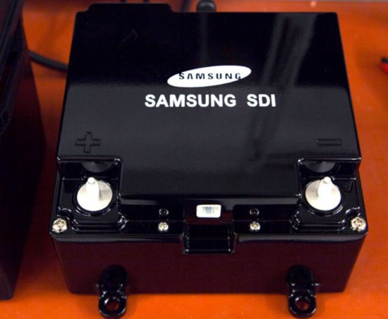 
	中國(guó)儲(chǔ)能網(wǎng)訊：據(jù)《日本經(jīng)濟(jì)新聞》11月10日?qǐng)?bào)道，韓國(guó)三星電子將開(kāi)發(fā)面向純電動(dòng)汽車(chē)(EV)的第三代充電電池。一次充電的續(xù)航距離將達(dá)到目前純電動(dòng)汽車(chē)用鋰離子電池(以下簡(jiǎn)稱(chēng)：鋰電池)的近2倍，計(jì)劃以此來(lái)對(duì)抗在純電動(dòng)汽車(chē)用第二代充電電池開(kāi)發(fā)上先行一步的豐田汽車(chē)