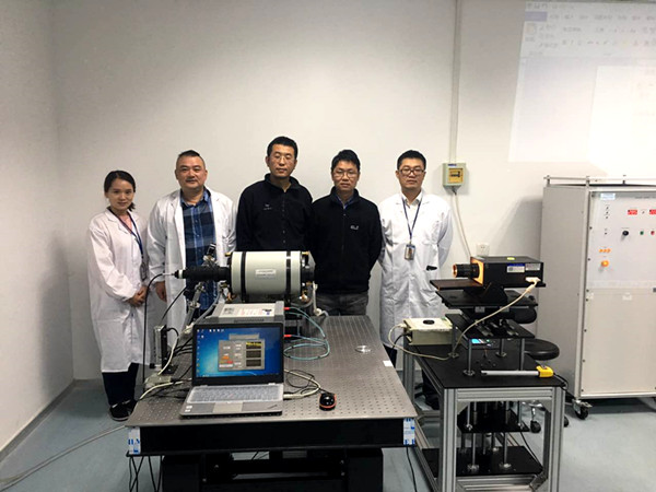 　　近日，江省計量院3000℃超高溫黑體輻射源順利通過中國計量科學(xué)研究院(NIM)輻射測溫專家的驗收，這使得江蘇省計量院在輻射測溫方面的能力范圍擴展到了3000℃，穩(wěn)定性與復(fù)現(xiàn)性均優(yōu)于0.1℃。  圖片來源江蘇省計量科學(xué)研究院 　　本次驗收工作由盧小豐研究員、王景輝研究員負(fù)責(zé)，BB-PyroG3000型超高溫黑體輻射源的驗收通過，為今后檢測工作的順利開展打下了堅實的基礎(chǔ)