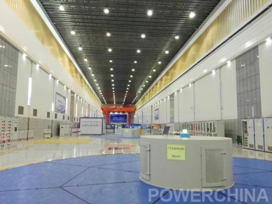 
	中國(guó)儲(chǔ)能網(wǎng)訊：10月11日零時(shí)，伴隨著江蘇溧陽(yáng)抽水蓄能電站最后一臺(tái)②號(hào)機(jī)組15天的在網(wǎng)試運(yùn)行考核結(jié)束，②號(hào)機(jī)組發(fā)電及抽水啟停成功率均保持100%，實(shí)現(xiàn)了江蘇溧陽(yáng)抽水蓄能電站“一年內(nèi)6臺(tái)機(jī)組全部投產(chǎn)和商業(yè)運(yùn)行”的預(yù)期目標(biāo)，至此，溧陽(yáng)抽水蓄能電站全面投產(chǎn)發(fā)電。


	


	溧陽(yáng)抽水蓄能電站由中南院獨(dú)立承擔(dān)勘測(cè)設(shè)計(jì)工作，并作為三大股東方參股10%，該電站是江蘇繼沙河抽水蓄能電站、宜興抽水蓄能電站之后，建成的第三座抽水蓄能電站