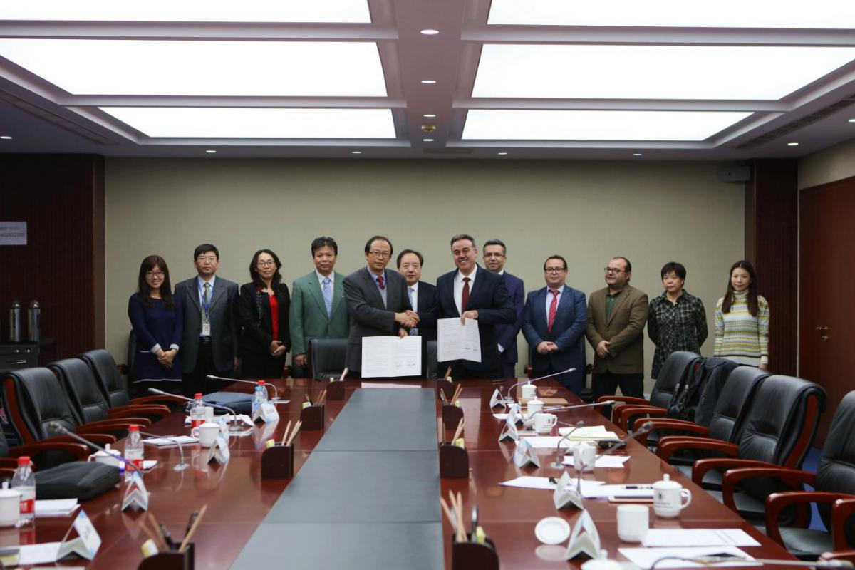 　　11月1日，中國(guó)計(jì)量科學(xué)研究院(簡(jiǎn)稱“中國(guó)計(jì)量院”)與土耳其國(guó)家計(jì)量院(TUBITAK UME)在京簽署計(jì)量合作諒解備忘錄。中國(guó)計(jì)量院院長(zhǎng)方向、土耳其國(guó)家計(jì)量院院長(zhǎng)穆斯塔法•賽汀塔司(Mustafa Çetinta?)分別代表兩國(guó)國(guó)家計(jì)量院在諒解備忘錄上簽字