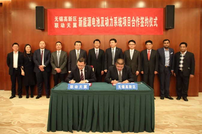 
(簽約現(xiàn)場(chǎng))
11月8日，無(wú)錫市高新區(qū)(新吳區(qū))人民政府與北京聯(lián)動(dòng)天翼科技股份有限公司(以下簡(jiǎn)稱：“聯(lián)動(dòng)天翼”)“新能源電池及動(dòng)力系統(tǒng)項(xiàng)目合作簽約儀式”在無(wú)錫高新區(qū)政府舉行。聯(lián)動(dòng)天翼公司將聯(lián)合全球最優(yōu)秀的企業(yè)在無(wú)錫高新區(qū)建設(shè)一流的研發(fā)中心和先進(jìn)的生產(chǎn)基地，主要涉及電池和模組、EV動(dòng)力系統(tǒng)、儲(chǔ)能系統(tǒng)的研發(fā)、制造項(xiàng)目