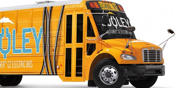 據(jù)外媒11月9日?qǐng)?bào)道，戴姆勒集團(tuán)在美國(guó)發(fā)布了其第一款純電動(dòng)校車Saf-T-Liner C2(特別命名為Jouley)。Jouley外觀上類似傳統(tǒng)的柴油公交車，實(shí)際上配備了160千瓦時(shí)的電池組，能坐下81名兒童并支持99英里(159公里)的續(xù)航里程，更換更大的電池組可支持長(zhǎng)途運(yùn)輸