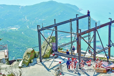 
	中國(guó)儲(chǔ)能網(wǎng)訊：11月4日15時(shí)48分，珠海大萬(wàn)山島微電網(wǎng)項(xiàng)目正式投產(chǎn)送電，待島上用戶具備用電條件，將正式投入使用。據(jù)介紹，由南方電網(wǎng)廣東珠海供電局承接的大萬(wàn)山島微電網(wǎng)項(xiàng)目投資2300多萬(wàn)元，旨在解決萬(wàn)山島長(zhǎng)期以來(lái)因無(wú)法與內(nèi)陸電網(wǎng)聯(lián)網(wǎng)而供能有限、供電不穩(wěn)、電價(jià)較高等問(wèn)題，為大萬(wàn)山島提供穩(wěn)定可靠的電力保障