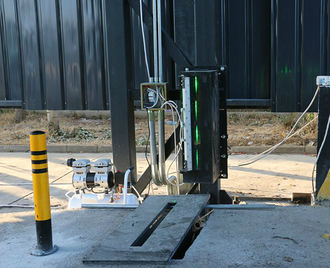 　　車不停駛，10秒內(nèi)遙感設(shè)備就能監(jiān)測(cè)出排放是否超標(biāo)。在位于北京延慶區(qū)的公路超限檢測(cè)西康站，工作人員正在調(diào)試該區(qū)自主研發(fā)的遙感監(jiān)測(cè)設(shè)備，正式投用后，它將實(shí)現(xiàn)尾氣監(jiān)測(cè)、篩查歷史超標(biāo)情況等功能