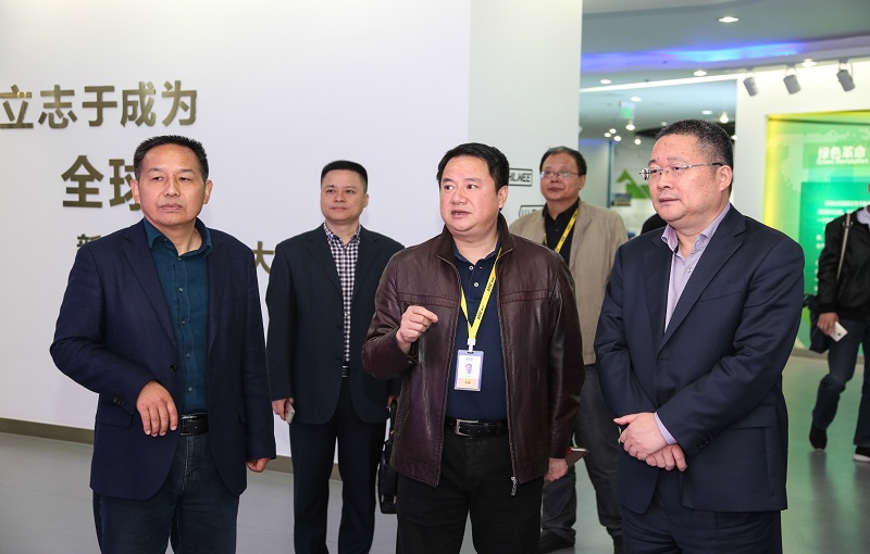 “技術(shù)先進(jìn)、管理先進(jìn)、文化底蘊(yùn)非常超前”。11月10日，浙江師范大學(xué)校長(zhǎng)鄭孟狀一行走訪超威集團(tuán)時(shí)豎起大拇指，高度評(píng)價(jià)了超威在科技創(chuàng)新、企業(yè)文化等方面取得的突出成果