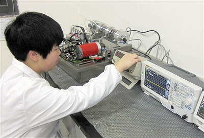 　　在日前結(jié)束的“明天小小科學(xué)家”比賽中，重慶市第八中學(xué)高2018級(jí)的陳盈潔憑借“汽車機(jī)油污染狀態(tài)在線監(jiān)測(cè)儀的設(shè)計(jì)研究”獲得一等獎(jiǎng)，這個(gè)聽(tīng)起來(lái)頗為高端的項(xiàng)目，從論文到實(shí)物，陳盈潔持續(xù)關(guān)注研究了兩年。  陳盈潔正在調(diào)試她設(shè)計(jì)的監(jiān)測(cè)儀