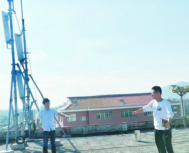 　　近日，記者從福建廈門(mén)市同安環(huán)保分局獲悉，同安區(qū)近期啟動(dòng)7個(gè)鄉(xiāng)鎮(zhèn)空氣質(zhì)量自動(dòng)監(jiān)測(cè)站建設(shè)工作，預(yù)計(jì)將于下月底正式投用，在全省率先實(shí)現(xiàn)全區(qū)各鎮(zhèn)、街、場(chǎng)、開(kāi)發(fā)區(qū)空氣質(zhì)量自動(dòng)監(jiān)測(cè)站全覆蓋。  環(huán)境技術(shù)開(kāi)發(fā)有限公司工作人員勘測(cè)現(xiàn)場(chǎng)