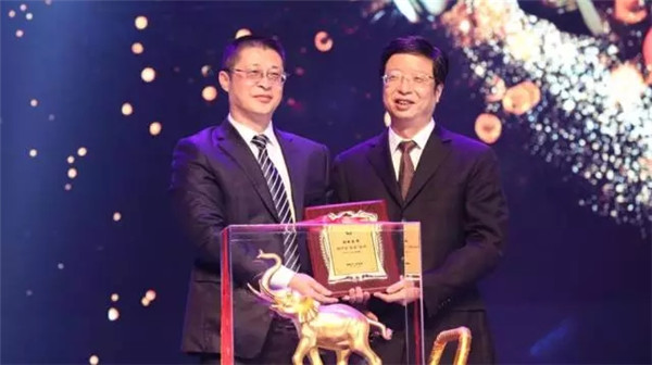 
	
今天上午，以“凝聚湖商力量、加快趕超發(fā)展”為主題的2017湖商發(fā)展大會在浙江湖州隆重舉行，浙江省人民政府副省長梁黎明，中共湖州市委書記陳偉俊出席會議，湖州市委副書記、市長錢三雄主持會議。會上，超威集團榮獲金象企業(yè)大獎，周明明董事長從錢三雄市長手中接過金象獎杯和獎牌