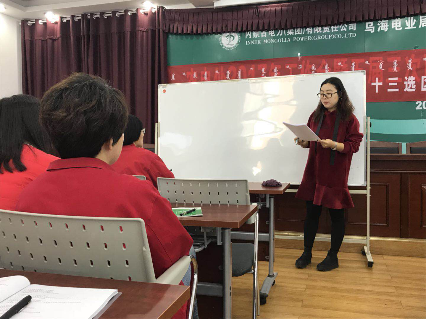                    11月10日上午，在烏海電業(yè)局農(nóng)電處四樓會議室，烏海電業(yè)局財務(wù)處相關(guān)講師到農(nóng)電處開展了財務(wù)報銷常識及注意事項知識宣講。此次活動由局財務(wù)處主辦，報賬主管任向榮擔(dān)任主講嘉賓