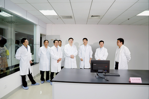 　　黨的十八大以來(lái)的5年，正是湖北省計(jì)量測(cè)試技術(shù)研究院(以下簡(jiǎn)稱湖北省計(jì)量院)黨委響應(yīng)總書(shū)記號(hào)召，帶領(lǐng)全院干部職工“擼起袖子加油干”的5年。  　　湖北省政府副省長(zhǎng)周先旺(右四)、省質(zhì)監(jiān)局局長(zhǎng)鄒賢啟(右二)在湖北省計(jì)量院院長(zhǎng)顧勁松(左三)、副院長(zhǎng)陳建強(qiáng)(右三)陪同下考察調(diào)研該院