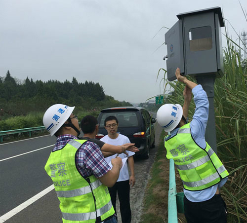 　　針對(duì)四川南充市及川東北區(qū)域無(wú)雷達(dá)測(cè)速儀、酒精呼出儀檢定機(jī)構(gòu)的實(shí)際情況，切實(shí)解決全市及川東北區(qū)域交警部門測(cè)速儀、酒精呼出儀送檢難、周期長(zhǎng)、費(fèi)用高等實(shí)際問(wèn)題，南充市計(jì)量所高度重視，積極投入人力物力，新建雷達(dá)測(cè)速儀和酒精呼出儀檢定項(xiàng)目，經(jīng)上級(jí)考核合格后正式運(yùn)行，至今共受理全市及川東北區(qū)域交警部門檢定申請(qǐng)20余起，檢定酒精呼出儀100余臺(tái)件，固定式、移動(dòng)式測(cè)速儀30余臺(tái)件，有效保證了雷達(dá)測(cè)速儀和酒精呼出儀檢測(cè)數(shù)據(jù)的準(zhǔn)確性，為切實(shí)維護(hù)廣大駕駛?cè)藛T的合法權(quán)益，保障交警部門執(zhí)法準(zhǔn)確權(quán)威，提供了有效的技術(shù)支撐。&nb