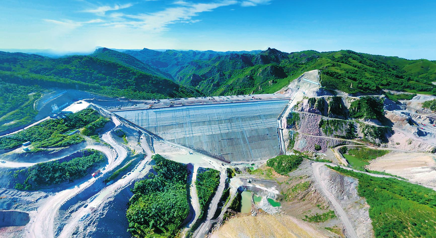 
	中國儲能網(wǎng)訊：10月26日，世界裝機容量最大的抽水蓄能電站———河北豐寧抽水蓄能電站（簡稱“豐寧項目”）上水庫大壩完成填筑封頂，工程建設(shè)隨之轉(zhuǎn)序進入大壩混凝土面板施工。豐寧項目的建設(shè)不僅是中國葛洲壩集團第二工程有限公司（簡稱“葛洲壩二公司”）保障京津及冀北電網(wǎng)安全的精彩實踐，也是該公司懷揣“創(chuàng)國家優(yōu)質(zhì)工程，建美好綠色家園”的初心與情懷，突出項目管理核心，以標準化建設(shè)為抓手、以管理創(chuàng)新為突破口，傾力打造精品工程的價值所在