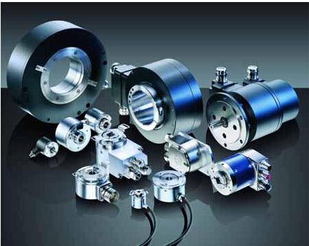 　　上海市11月14日發(fā)布的《關(guān)于本市推動(dòng)新一代人工智能發(fā)展的實(shí)施意見(jiàn)》提出，上海將推動(dòng)人工智能產(chǎn)業(yè)集聚發(fā)展，堅(jiān)持人工智能裝備、產(chǎn)品與核心部件、系統(tǒng)協(xié)同發(fā)展，積極培育以智能駕駛、智能機(jī)器人、智能硬件為重點(diǎn)的人工智能新興產(chǎn)業(yè)，著力提高以智能傳感器、智能芯片、智能軟件為重點(diǎn)的產(chǎn)業(yè)核心基礎(chǔ)能力。  (圖片來(lái)自網(wǎng)絡(luò)，侵刪) 　　《實(shí)施意見(jiàn)》提出，上海將跨界發(fā)展智能駕駛產(chǎn)業(yè)，大力推進(jìn)汽車、軌道交通等領(lǐng)域跨界交叉創(chuàng)新，加強(qiáng)智能駕駛系統(tǒng)研發(fā)，推動(dòng)智能駕駛工具產(chǎn)業(yè)化