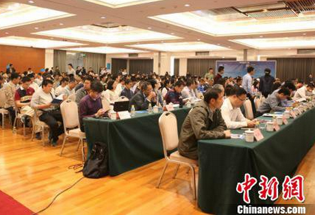 
            	會(huì)議現(xiàn)場(chǎng)。主辦方供圖中國(guó)科學(xué)院院士、中國(guó)航天科技集團(tuán)公司第十三研究所所長(zhǎng)王巍15日在深圳表示，航天軍民融合技術(shù)將大大提升未來(lái)城市的安全