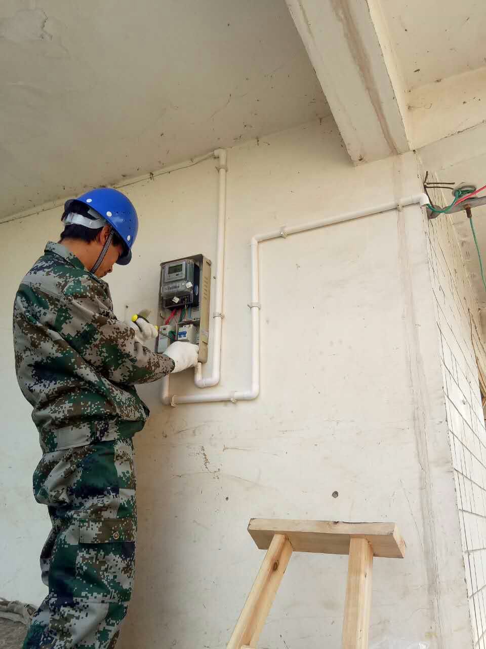 　　11月11日，在貴州省修文縣小箐鄉(xiāng)紫江村，修文供電局工作人員與威勝信息技術(shù)股份有限公司技術(shù)人員一道，對(duì)轄區(qū)的機(jī)械表更換成“智能費(fèi)控表”。  圖片來(lái)源中電新聞網(wǎng) 　　為減少因電費(fèi)在繳費(fèi)各個(gè)環(huán)節(jié)的沉淀時(shí)間，有效防范居民客戶非惡意欠費(fèi)，減少供電企業(yè)在居民電費(fèi)繳納過(guò)程中所投入的人力和物力，貴州電網(wǎng)公司在全省范圍內(nèi)陸續(xù)推廣低壓遠(yuǎn)程費(fèi)控電表的應(yīng)用，唱響“智能”模式