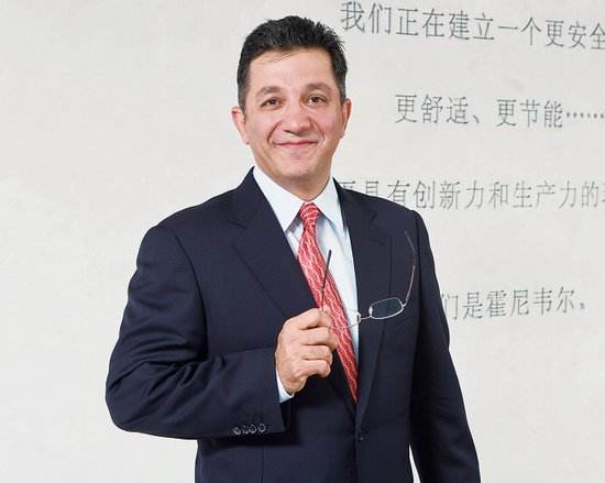 　　“經(jīng)貿(mào)合作是國(guó)與國(guó)建立長(zhǎng)期信任關(guān)系的良好渠道。美國(guó)和中國(guó)經(jīng)貿(mào)合作越緊密，雙方就能增進(jìn)相互理解，從而更有助于建立共識(shí)”，隨美國(guó)總統(tǒng)特朗普訪華的企業(yè)家之一、霍尼韋爾全球高增長(zhǎng)地區(qū)總裁沈達(dá)理在接受記者采訪時(shí)表示