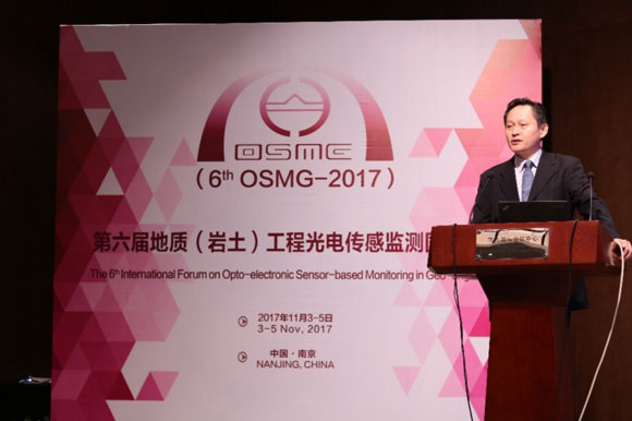 　　2017年11月3-5日，第六屆地質(zhì)(巖土)工程光電傳感監(jiān)測(cè)國(guó)際論壇(6th OSMG-2017)在南京大學(xué)仙林校區(qū)國(guó)際會(huì)議中心召開(kāi)。本屆論壇由南京大學(xué)主辦，南京大學(xué)光電傳感工程監(jiān)測(cè)中心和南京大學(xué)(蘇州)高新技術(shù)研究院承辦，國(guó)家自然科學(xué)基金委等10家單位協(xié)辦