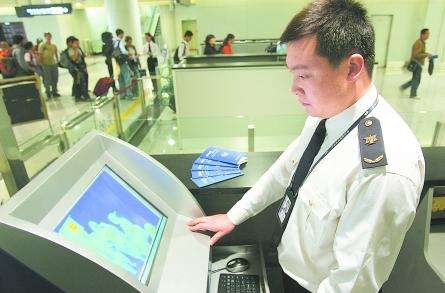 　　為有效防控馬達(dá)加斯加鼠疫等重大傳染病輸入，江蘇連云港檢驗(yàn)檢疫局在國(guó)際客運(yùn)站出入境旅檢通道安裝了全省檢驗(yàn)檢疫系統(tǒng)首臺(tái)大型智能紅外體溫監(jiān)測(cè)儀。該設(shè)備可自動(dòng)對(duì)出入境人員進(jìn)行紅外體溫監(jiān)測(cè)，一次可最多鎖定10名體溫異常的旅客并自動(dòng)報(bào)警，有效解決了從人群中快速精確定位傳染病疑似病人的難題，極大提高了旅檢口岸出入境通關(guān)查驗(yàn)效率